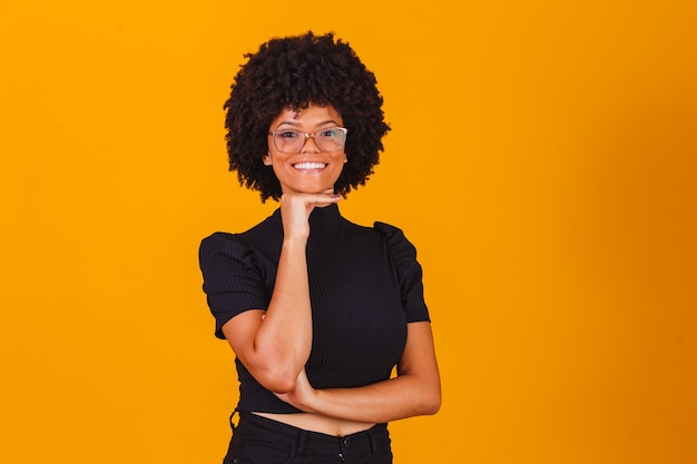 Donna afro con gli occhiali sorridente