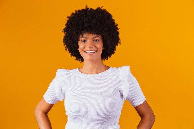 Donna afro con i capelli neri power sorridenti