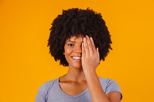 Donna afro con la mano che copre metà del viso