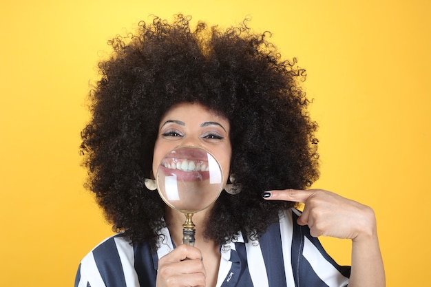 Donna afro con sorriso a lente d'ingrandimento