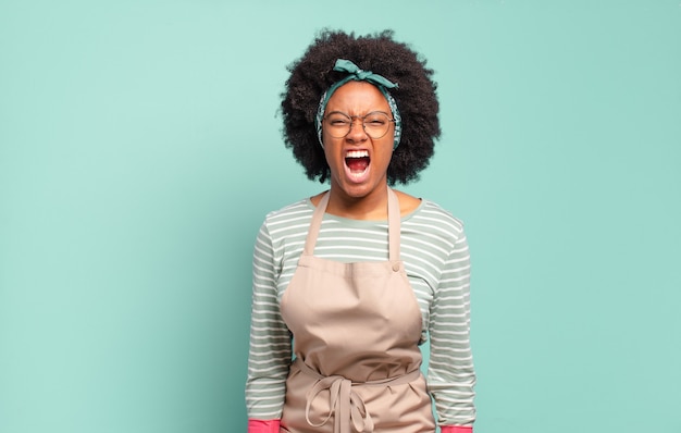 Donna afro nera che grida in modo aggressivo