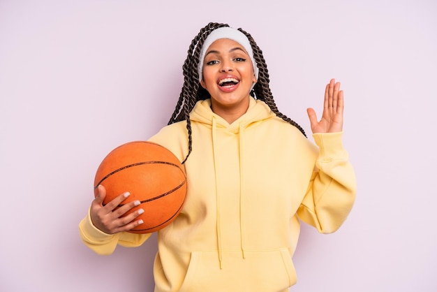 Donna afro nera che si sente felice e stupita da qualcosa di incredibile concetto di basket