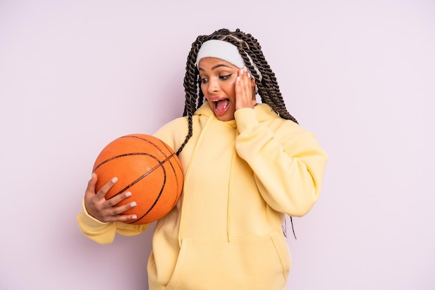 Donna afro nera che si sente felice, eccitata e sorpresa. concetto di basket