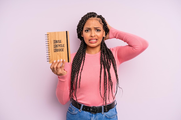 donna afro nera che si sente stressata, ansiosa o spaventata, con le mani sulla testa. concetto di riciclo