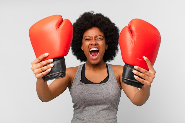 Donna afro nera con guanti da boxe.