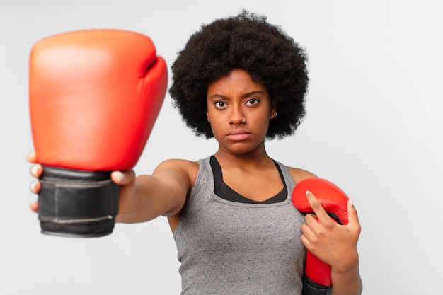 Donna afro nera con guantoni da boxe.