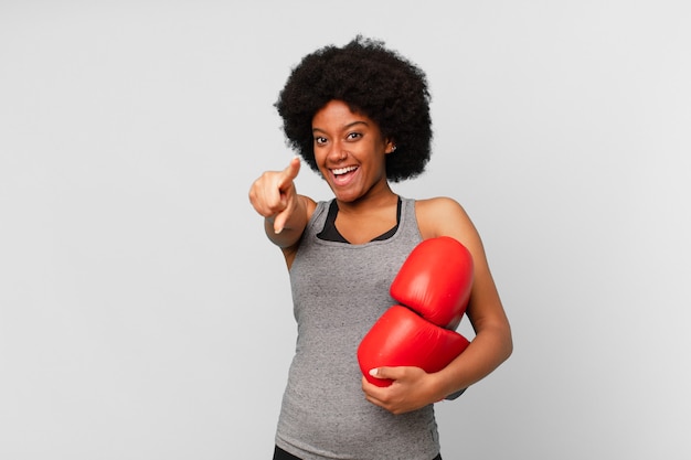 Donna afro nera con guantoni da boxe.