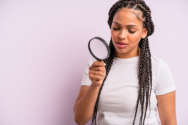 Donna afro nera con trecce con lente d'ingrandimento