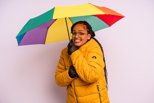 Donna afro nera con trecce con un concetto invernale ombrello