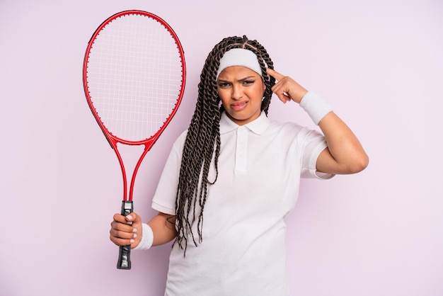 donna afro nera con trecce. concetto di tennis