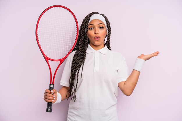 donna afro nera con trecce. concetto di tennis