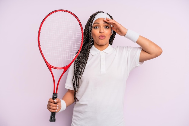 Donna afro nera con trecce concetto di tennis