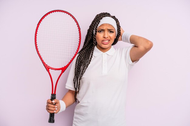 Donna afro nera con trecce concetto di tennis