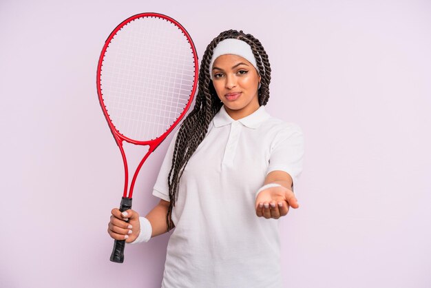 Donna afro nera con trecce concetto di tennis