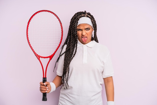 Donna afro nera con trecce concetto di tennis