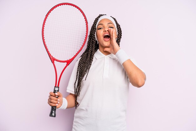 Donna afro nera con trecce concetto di tennis