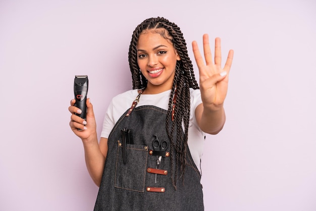 Donna afro nera sorridente e dall'aspetto amichevole che mostra il concetto di negozio di barbiere numero quattro