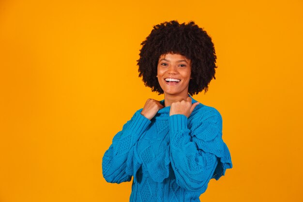 Donna afro vestita per l'inverno