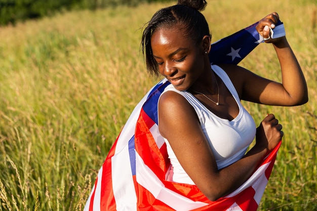 Donna afroamericana avvolta nella bandiera americana