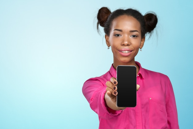 Donna afroamericana che mostra un telefono cellulare