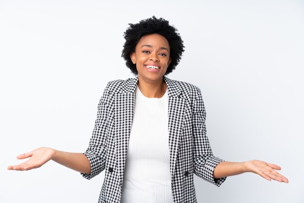 Donna afroamericana con blazer su bianco isolato sorridente