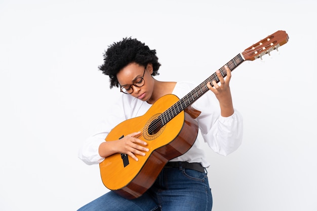 Donna afroamericana con la chitarra