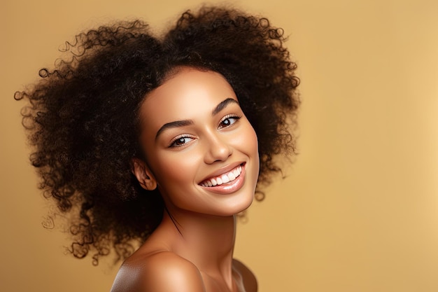 Donna afroamericana con pelle pulita e sana su sfondo beige Sorridente bella ragazza afro sognante Ai generativa