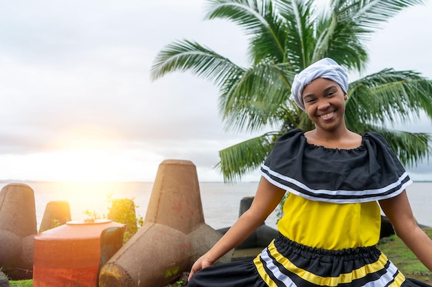 Donna afrodiscendente con il costume della danza di Bluefields nei Caraibi del Nicaragua e dell'America Centrale