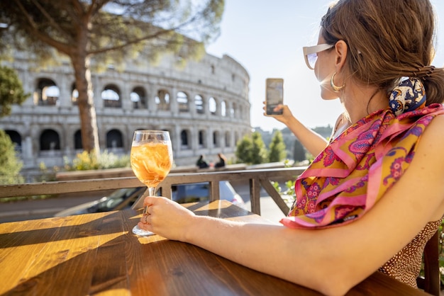 Donna al caffè all'aperto vicino al Colosseo a roma italia