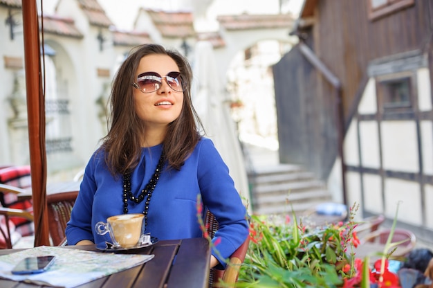 Donna al caffè con una tazza di caffè