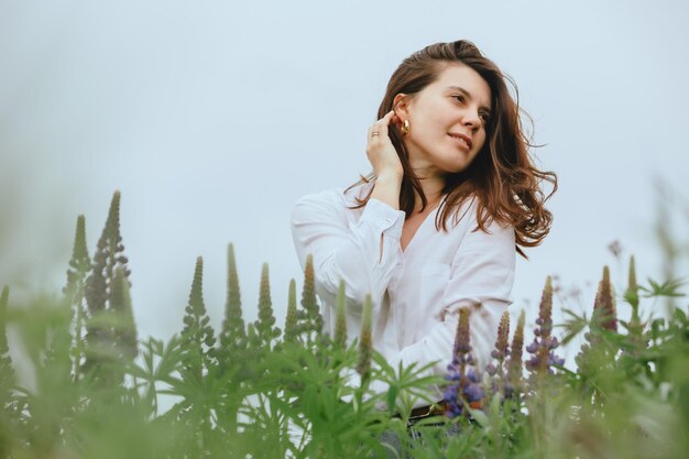 Donna al campo di lupini in fiore