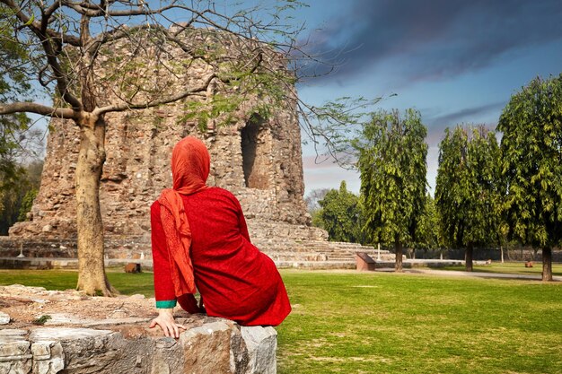 Donna al complesso di Qutub Minar a Delhi