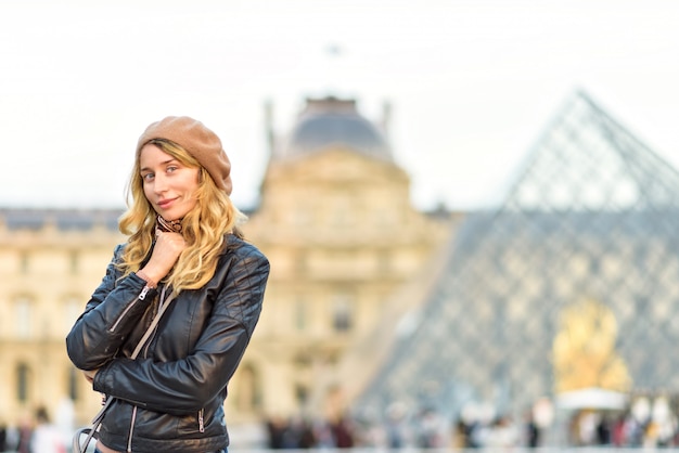 Donna al Louvre Parigi, Francia