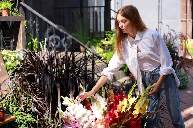 Donna al mercato dei fiori nel fine settimana