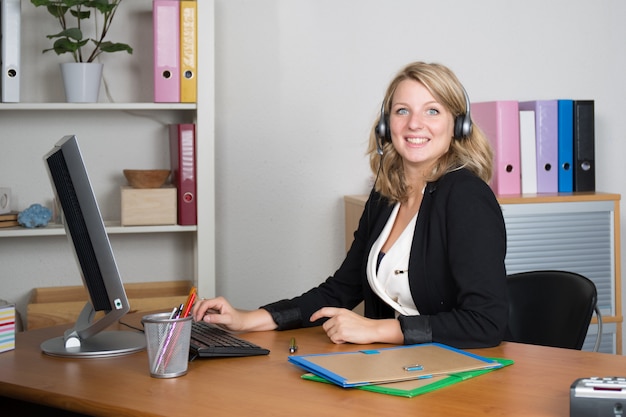 Donna al posto di lavoro sorridente