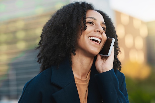 Donna al telefono e telefonata in una città da parte di una donna d'affari felice ed eccitata dalla promozione di buone notizie o dal successo con l'obiettivo di avvio Chiamata di donna nera e imprenditrice che ride allegra e in rete