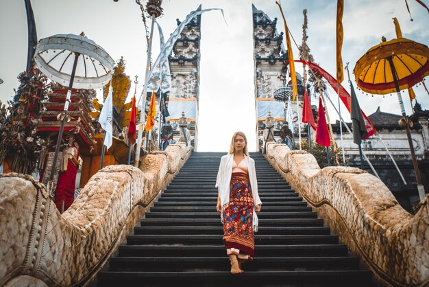 Donna al tempio di Pura Lempuyang a Bali