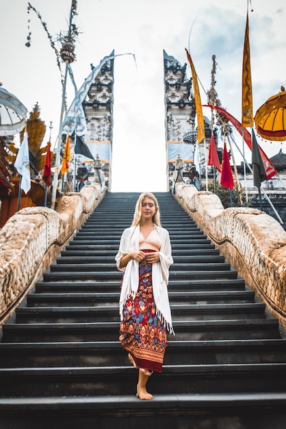 Donna al tempio di Pura Lempuyang a Bali