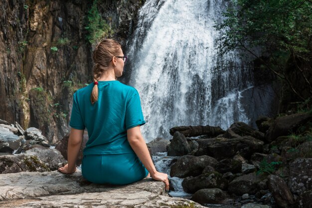 Donna alla cascata di Korbu