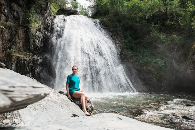 Donna alla cascata