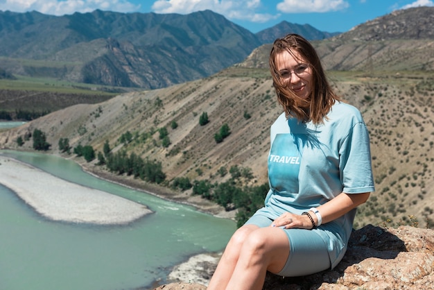 donna alla confluenza di due fiumi Katun e Chuya nelle montagne Altai, giornata estiva di bellezza