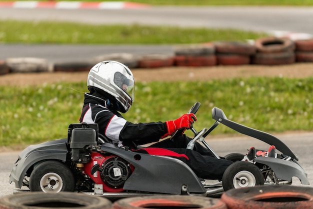 Donna alla guida di gokart