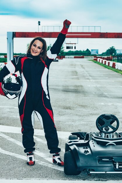 Donna alla guida di gokart