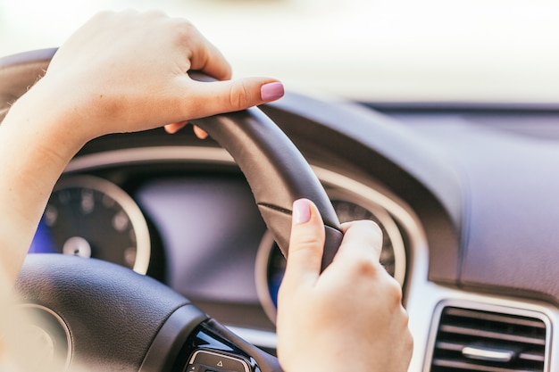 Donna alla guida di un'auto