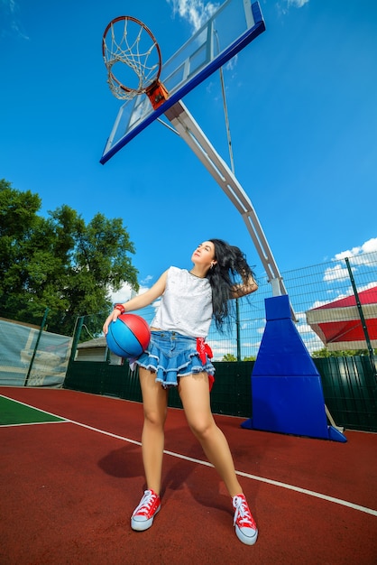 Donna alla moda al campo da basket