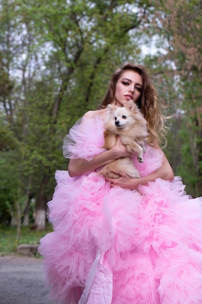 Donna alla moda con il cane