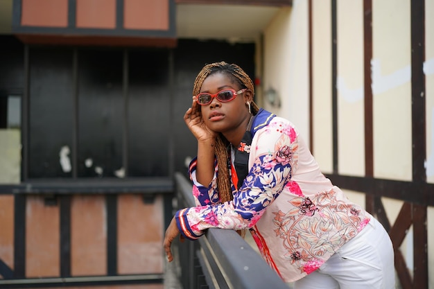 Donna alla moda con l'acconciatura riccia afro in strada