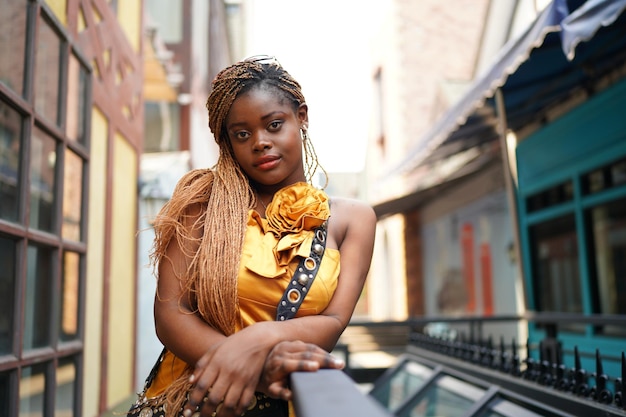 Donna alla moda con l'acconciatura riccia afro in strada
