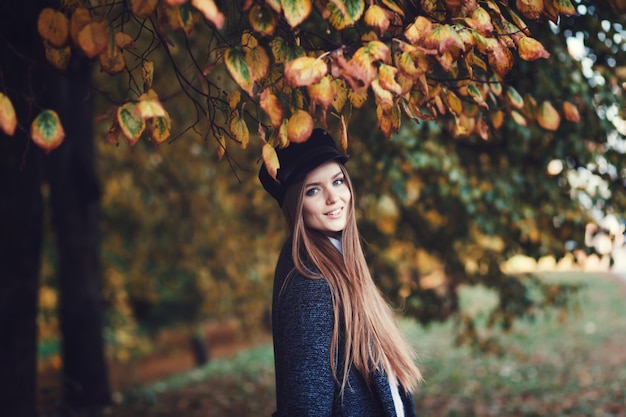 Donna alla moda nel parco d&#39;autunno