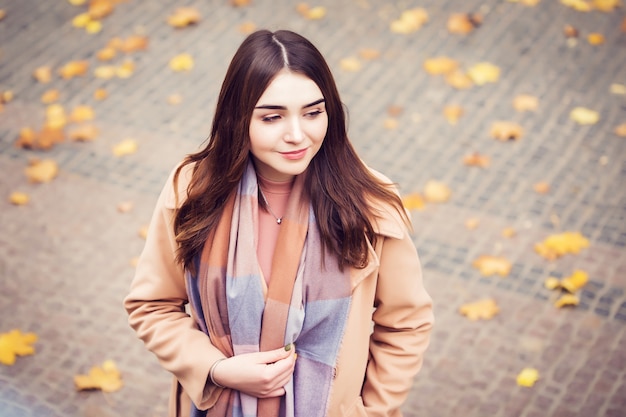 Donna alla moda nel parco di autunno